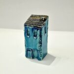 casinha tradicional portuguesa em ceramica azul com telhado vermelho