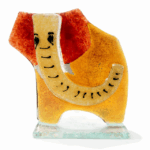 elefante de vidro na cor laranja e vermelha