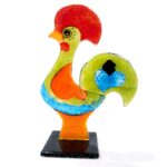 galo de barcelos em vidro nas cores verde e laranja