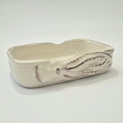 lata em ceramica para colocar sardinhas na cor branca com desenho de polvo