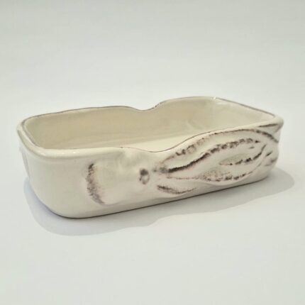 lata em ceramica para colocar sardinhas na cor branca com desenho de polvo