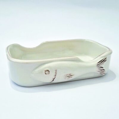 lata em ceramica para colocar sardinhas na cor branca com desenho de sardinha
