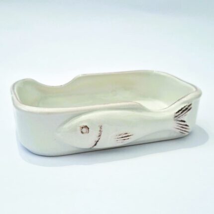 lata em ceramica para colocar sardinhas na cor branca com desenho de sardinha