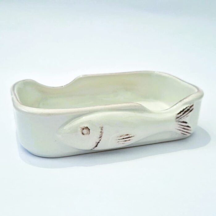 lata em ceramica para colocar sardinhas na cor branca com desenho de sardinha