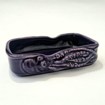 lata em ceramica para colocar sardinhas na cor lilas com desenho de polvo