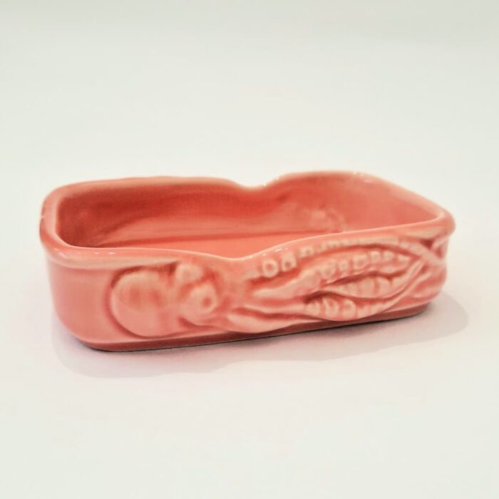 lata em ceramica para colocar sardinhas na cor rosa com desenho de polvo
