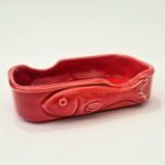lata em ceramica para colocar sardinhas na cor vermelha com desenho de sardinha