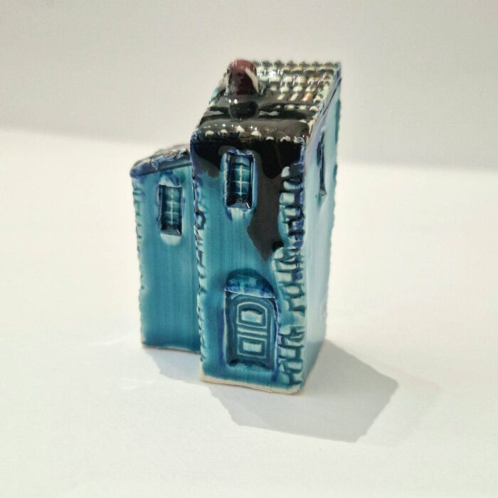 mini casinha em ceramica azul