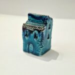 mini casinha em ceramica azul com telhado vermelho