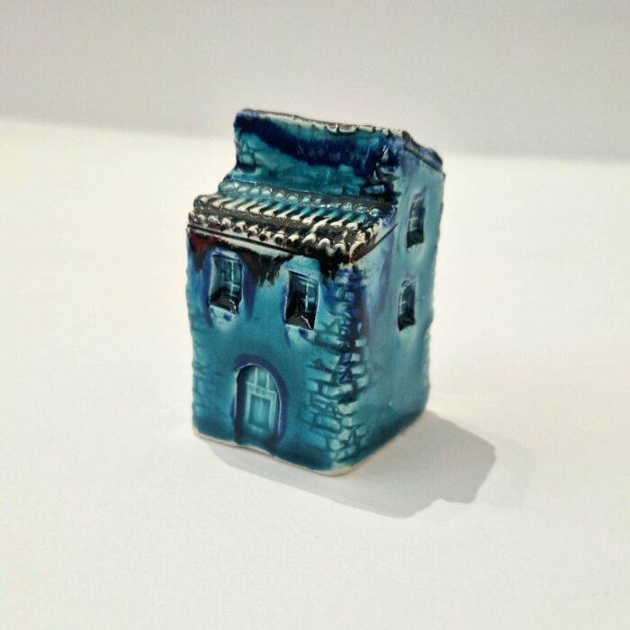 mini casinha em ceramica azul com telhado vermelho