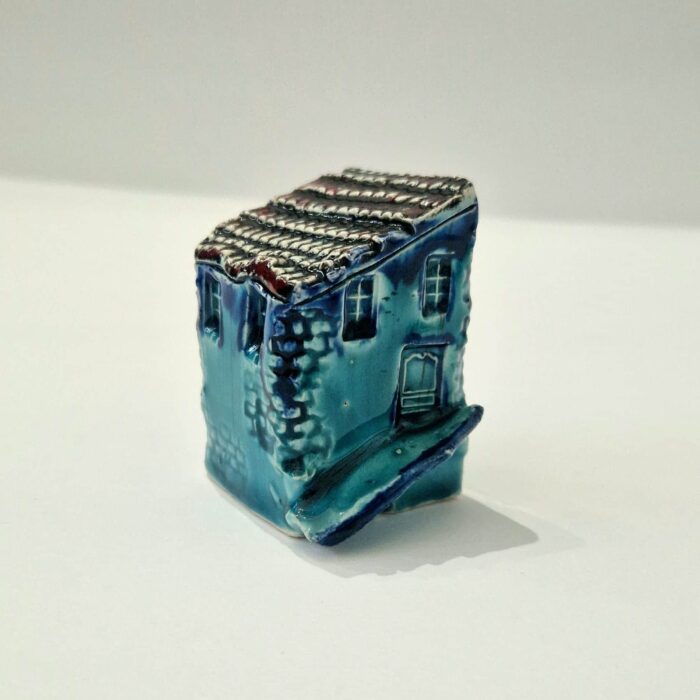 mini casinha tradicional em ceramica azul com telhado vermelho