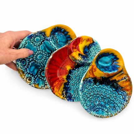 3 azeitoneiras em ceramica pintada à mão em tons de azul, vermelho e amarelo