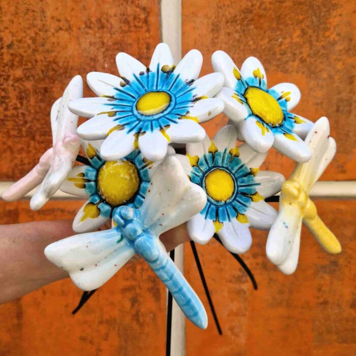 arranjo de flores brancas com libelinhas coloridas em ceramica