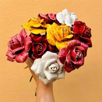 arranjo flores rosas em ceramica nas cores vermelha, cor de rosa e amarelas. rosa