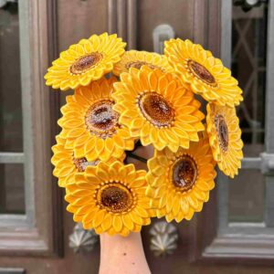 arranjo floral de girassóis amarelos em cerâmica