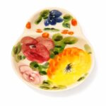 azeitoneira em ceramica pintada á mão com padrão de flores coloridas amarela e vermelha