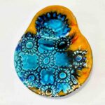 azeitoneira em ceramica pintada à mão nas cores azul com tons de amarelo