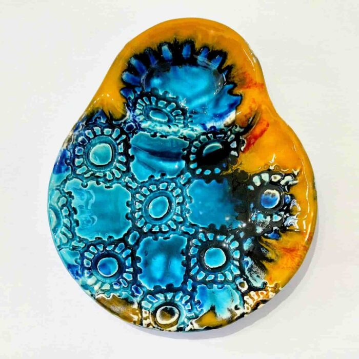 azeitoneira em ceramica pintada à mão nas cores azul com tons de amarelo