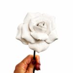 flor rosa branca em ceramica