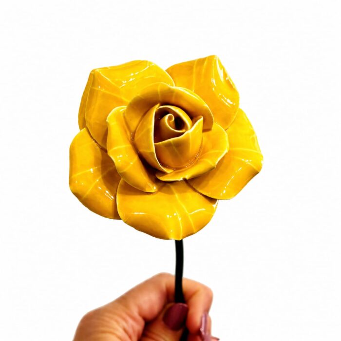 flor rosa em ceramica na cor amarela