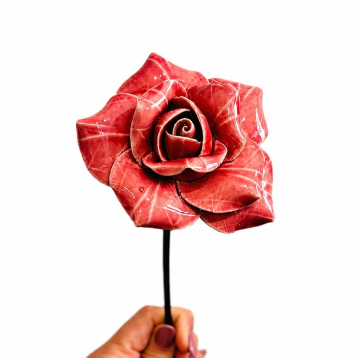 flor rosa em ceramica na cor de rosa