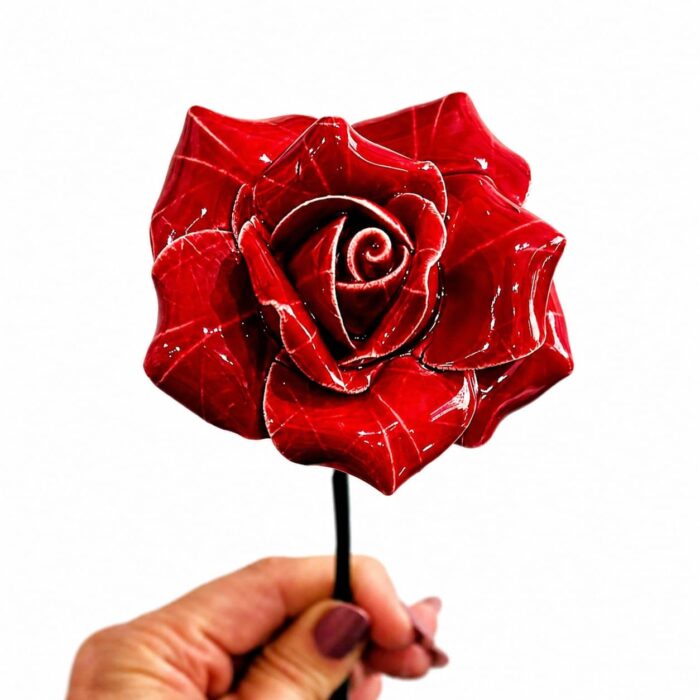 flor rosa em ceramica na cor vermelha