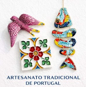 peças em ceramica de andorinha rosa, sardinha de pendurar e azulejos portugues