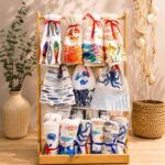 conjunto de panos 100% algodão com diversos padrões portugueses e no fundo um cesto e um vaso