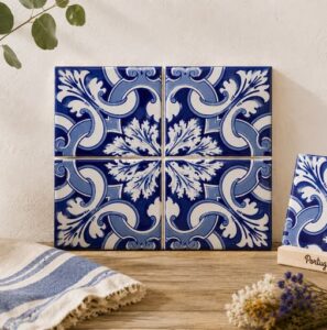 azulejos portugueses da loja portugal care aveiro expostos numa mesa