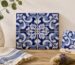 azulejos portugueses da loja portugal care aveiro expostos numa mesa