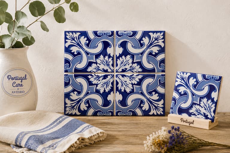 azulejos portugueses da loja portugal care aveiro expostos numa mesa