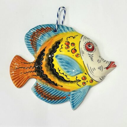 peixe em cerâmica pintado à mão cem amarelo, azul e laranja