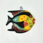 peixe em cerâmica pintado à mão com risca preta e cores verde, amarelo e azul