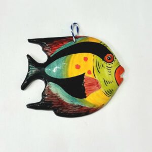 peixe em cerâmica pintado à mão com risca preta e cores verde, amarelo e azul