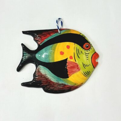peixe em cerâmica pintado à mão com risca preta e cores verde, amarelo e azul