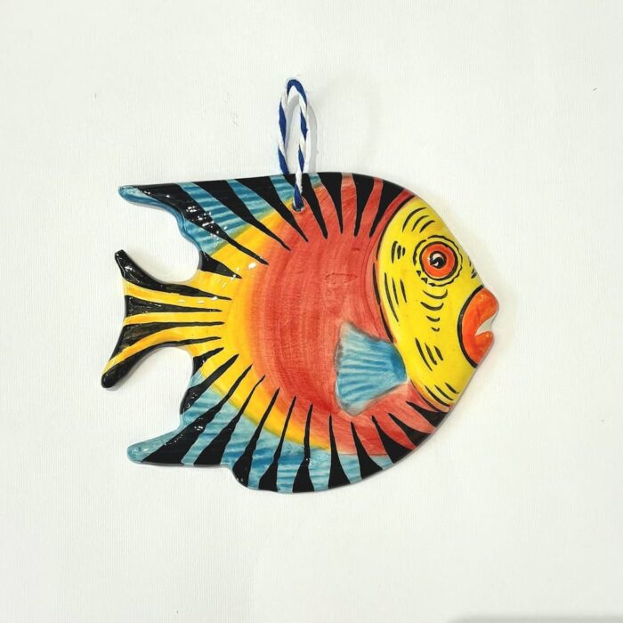 peixe em cerâmica pintado à mão com riscas pretas em vermelho, azul e amarelo