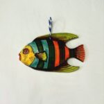 peixe em cerâmica pintado à mão com riscas vermelhoas brancas e azuis