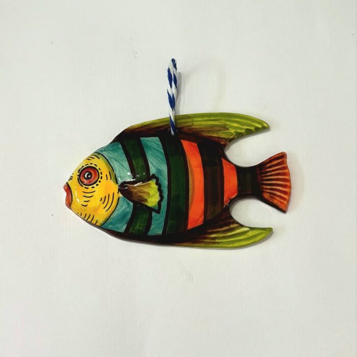 peixe em cerâmica pintado à mão com riscas vermelhoas brancas e azuis