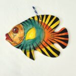 peixe em cerâmica pintado à mão em laranja, amarelo e verde com riscas pretas