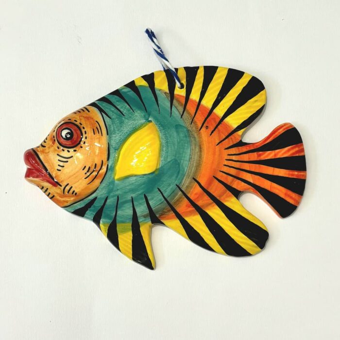 peixe em cerâmica pintado à mão em laranja, amarelo e verde com riscas pretas