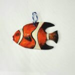 peixe em cerâmica vermelho e branco