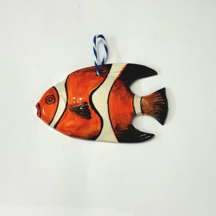 peixe em cerâmica vermelho e branco