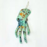 polvo em ceramica na cor azul claro para pendurar na parede