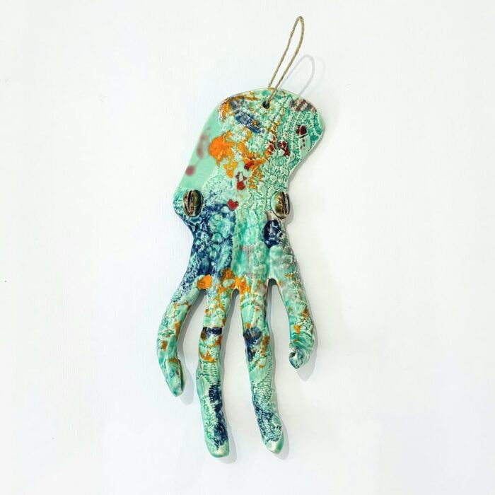 polvo em ceramica na cor azul claro para pendurar na parede