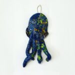 polvo em ceramica na cor azul escuro para pendurar na parede