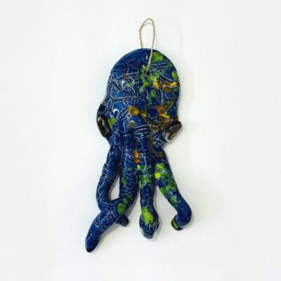 polvo em ceramica na cor azul escuro para pendurar na parede
