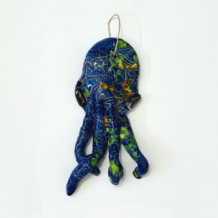 polvo em ceramica na cor azul escuro para pendurar na parede