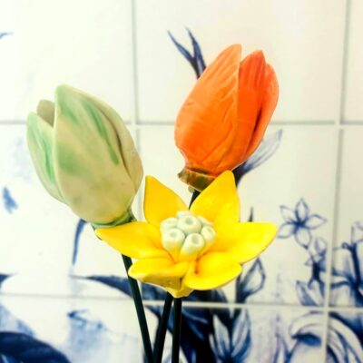 arranjo de 3 flores em ceramica coloridas