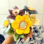 arranjo de flores em ceramica feitas à mão e coloridas