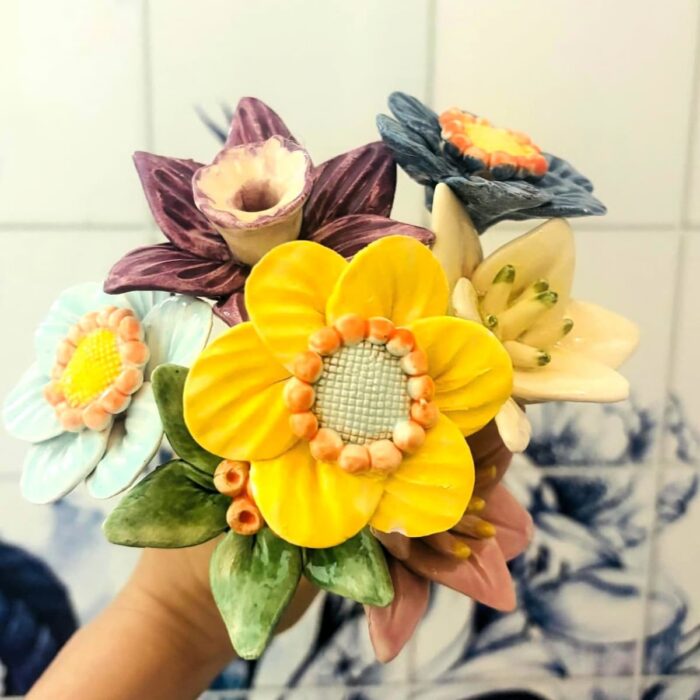 arranjo de flores em ceramica feitas à mão e coloridas